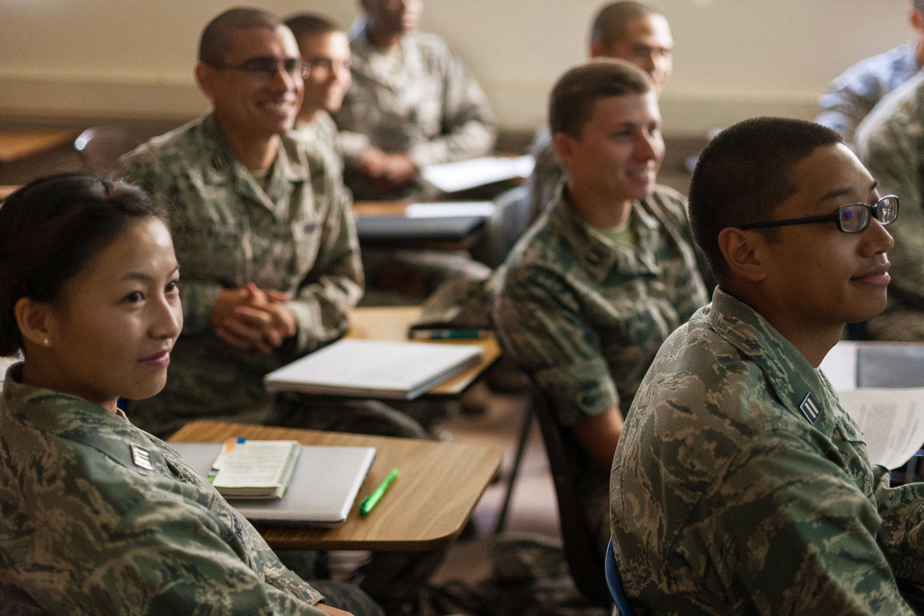 Military and Veteran students in the 教室.