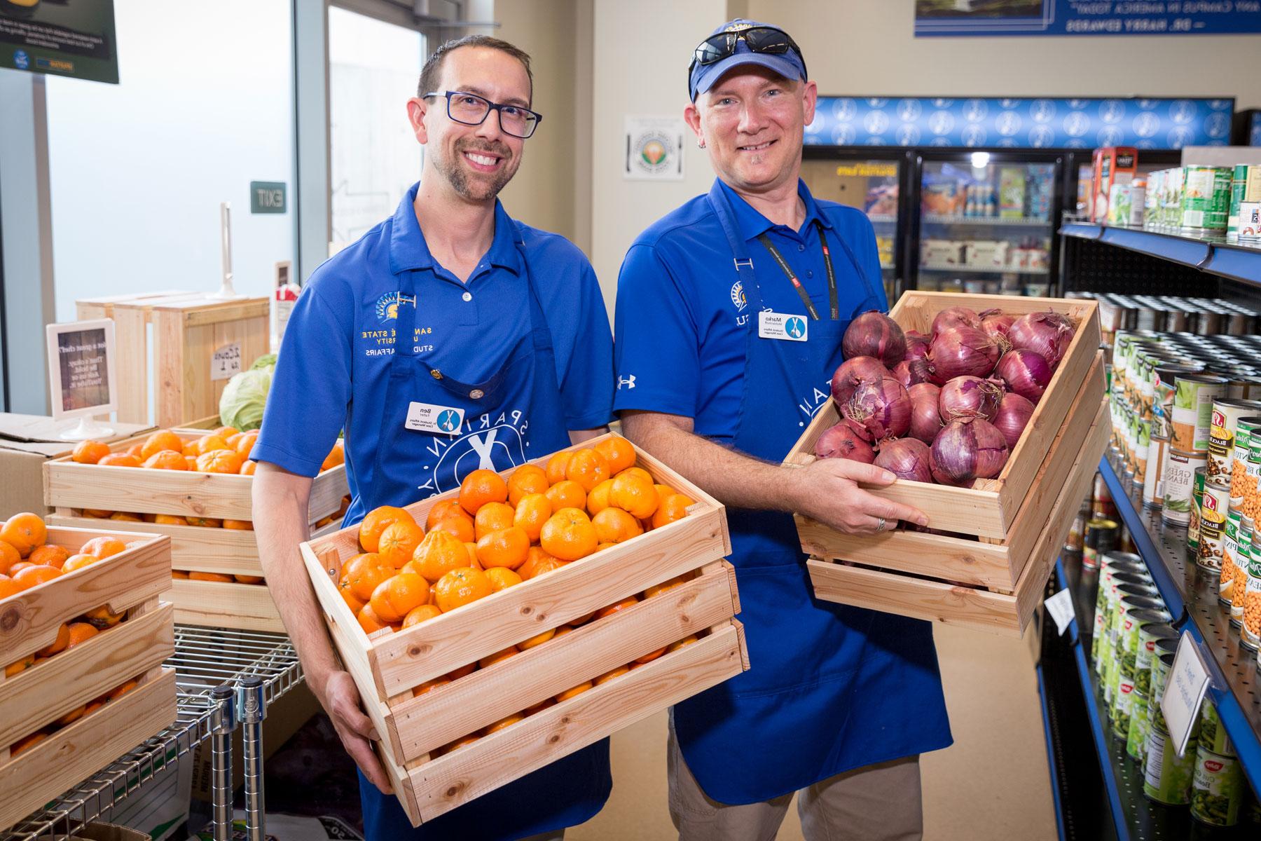 菠菜网lol正规平台在乎 staff holds fresh produce offerings from the Spartan Food Pantry.