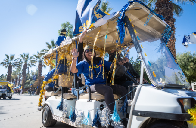 首页coming golf cart parade